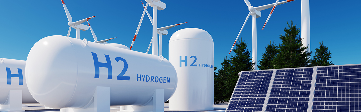 Wasserstofftanks, Photovoltaik und Windenergie.