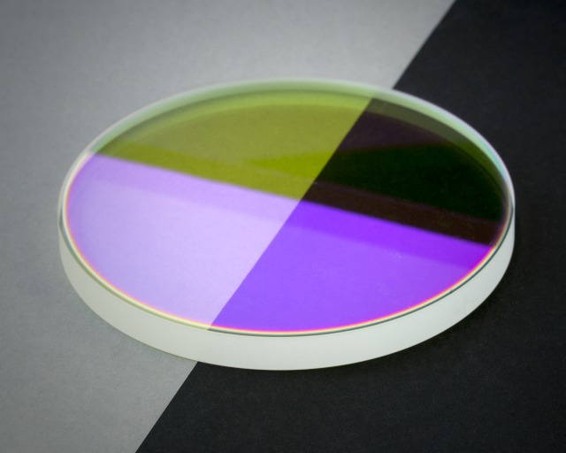 Beispiel eines optischen Strahlteilers aus ca. 100 Einzelschichten mit einer Reflexion im Bereich von 750 – 850 nm und einer Transparenz im Bereich von 450 – 745 nm.