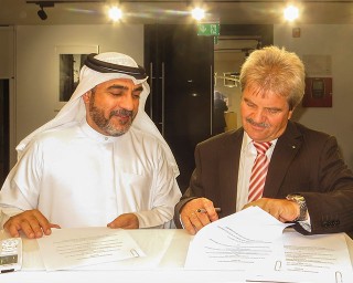 Der CEO des Sharjah Research Technology and Innovation Parks (SRTIP) His Excellency Hussain Al Mahmoudi und Dr. Lothar Schäfer vom Fraunhofer IST unterzeichnen ein MoU mit dem Ziel der Weiterentwicklung von Technologien im Bereich Wassermanagement. 