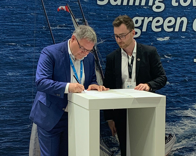 Dr. Volker Sittinger (links, Fraunhofer IST) und Dr. Hunter King (rechts, Integrative Nanotech) während der Unterzeichnung des Kooperationsvertrags.