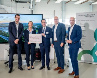 Gruppenfoto Übergabe des Förderbescheids  (v.l.n.r.) Christoph Imdahl, Geschäftsstellenleiter Wasserstoff Campus Salzgitter; Prof. Dr.-Ing. Sabrina Zellmer, stellv. Institutsleiterin Fraunhofer IST und Sprecherin des Verbunsvorhabens; Minister Falko Mohrs,  Niedersächsisches Ministerium für Wissenschaft und Kultur; Prof. Dr.-Ing. Christoph Herrmann, Vorstandsvorsitzender Wasserstoff Campus Salzgitter und Institutsleiter des Fraunhofer IST; Michael Gensicke, Finanzvorstand und Geschäftsführer der Robert Bosch Elektronik GmbH.