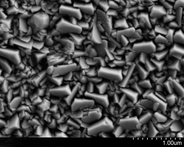 REM-Aufnahme einer WMO3-Photoanode. Photostrom jphoto(2V vs. RHE): 0,935 mA/qcm, Schichtdicke: 1,88 µm.