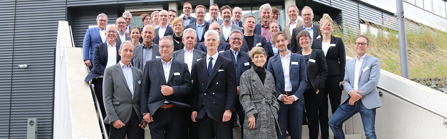 The 2024 meeting of the Board of Trustees was held for the first time at the Wolfsburg site, of the Fraunhofer IST, the Fraunhofer Center Circular Economy for Mobility at the Open Hybrid LabFactory. 