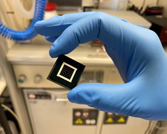 The scientists in the Fraunhofer lighthouse project "MaNiTU" successfully produced a perovskite silicon tandem solar cell with 31.6 percent efficiency on an area of 1 cm².