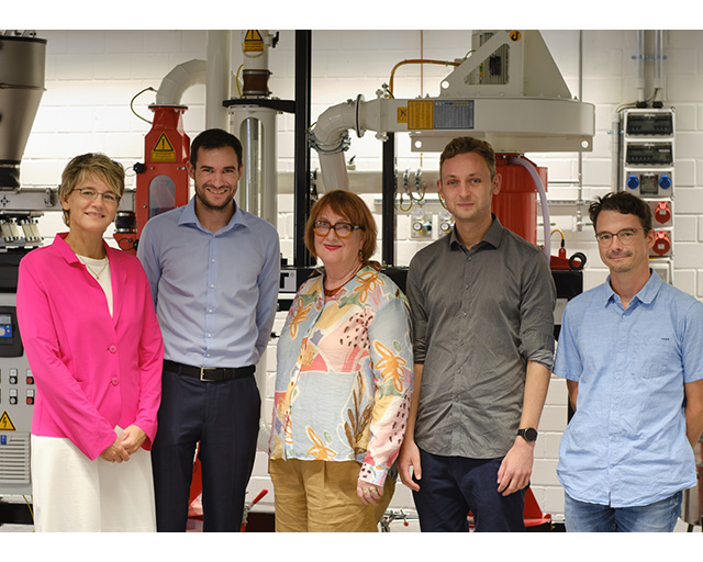 Dr. Britta Baron (center) informed herself about the hydrogen activities at the Fraunhofer IST and visited the recycling line for fuel cells. 